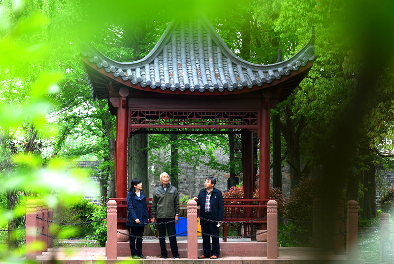 刘铭传后人在“盘亭”留影