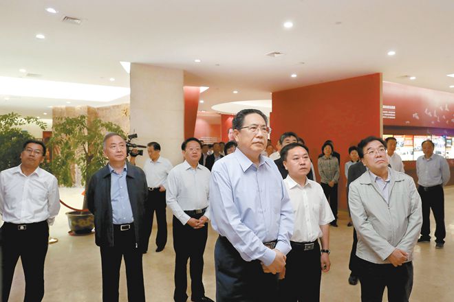 李锦斌李国英等省级党员领导干部参观省党风廉政教育展